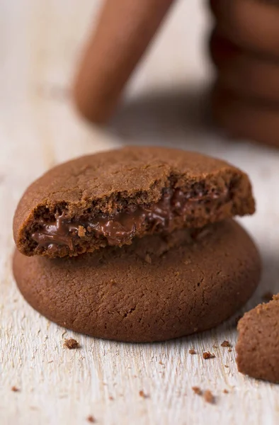 Шоколадне Печиво Начинкою Рідкого Шоколадного Какао Дошці Білого Дерева — стокове фото