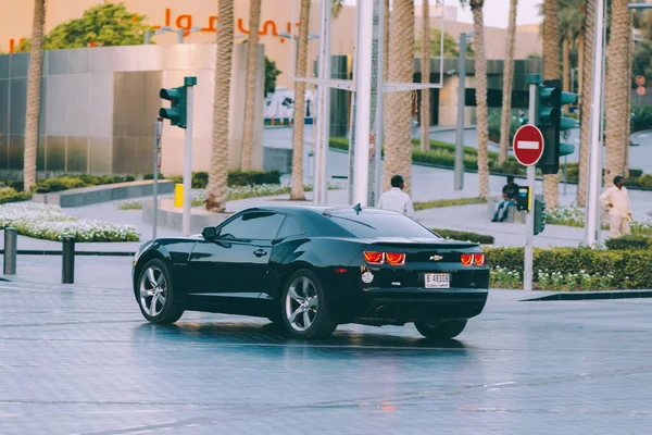 Dubai, BAE - 26 Mayıs 2013. Siyah Chevrolet Camaro Dubal Mall 'a doğru gidiyor..