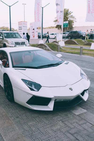 Dubai Bae Mayıs 2013 Beyaz Lamborghini Bulvarı Dubai Caddesinde Park — Stok fotoğraf