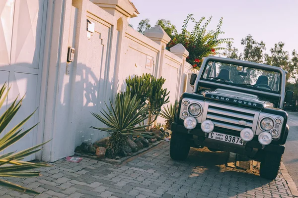 Dubai, BAE - 16 Kasım 2013. Bir villanın yanına park etmiş bir arazi aracı..