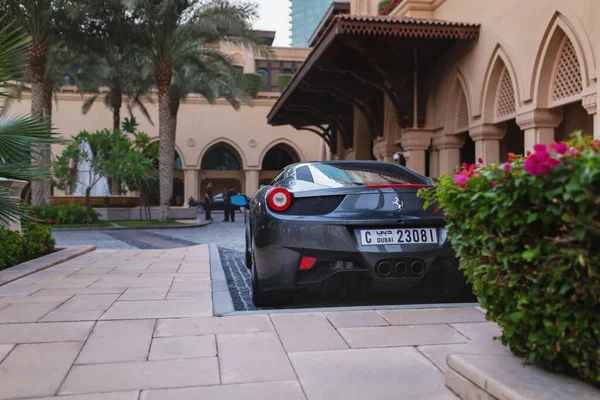 Dubai, BAE - 16 Kasım 2013. Ferrari Dubai Alışveriş Merkezi 'ne park etti..