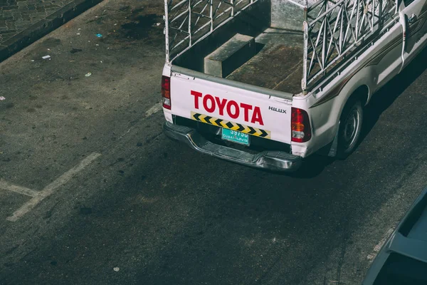 Dubai, BAE - 26 Mayıs 2013. Toyota Hilux kamyoneti Dubai 'de Deira ilçesinin caddesinde..