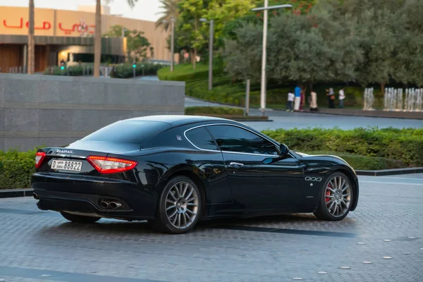 Dubai, BAE - 26 Mayıs 2013. Siyah Maserati Burj Halife 'den uzaklaşıyor..