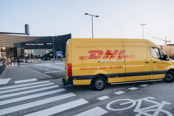 Kopenhag, Danimarka - 14 Eylül 2020. DHL minibüsü Fisketorvet Kopenhag Alışveriş Merkezi 'nin yanından geçiyor. DHL bir Alman uluslararası kuryesi, paket teslimatı..