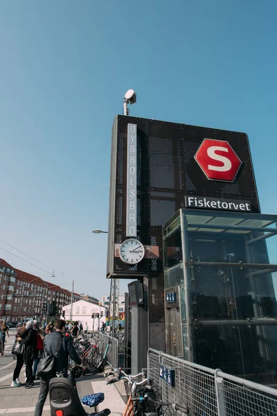Kopenhag, Danimarka 14 Eylül 2020 tabelası. İnsanlar Kopenhag 'daki Dybbolsbro metro istasyonunda Fisketorvet alışveriş merkezinin yanında yürüyorlar..