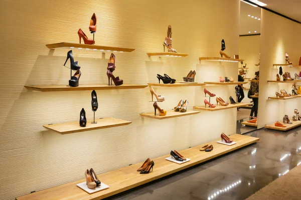 Dubai, BAE - 31 Mayıs 2013. Dubai, Birleşik Arap Emirlikleri 'ndeki Dubai Alışveriş Merkezi' nde yüksek topuklu ayakkabıları olan bir raf..