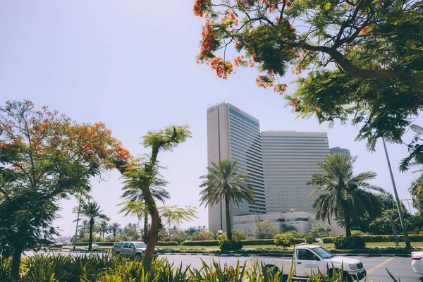 Dubai, BAE - 26 Mayıs 2013. Al Khaleej Yolu 'ndaki Hyatt Regency Dubai Oteli, Deira Bölgesi. Gökdelen Hyatt Oteli Dubai 'deki ünlü Gold Souk pazarından 1 km uzakta..