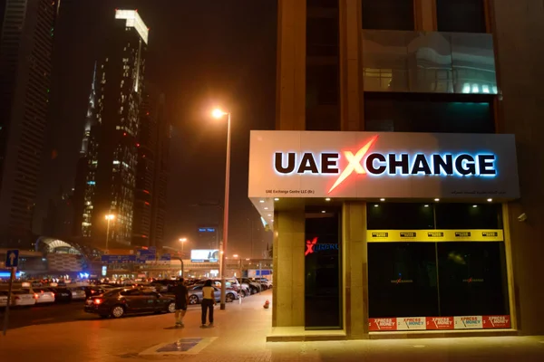 Dubai, BAE - 28 Mayıs 2013. BAE Borsası, Western Union ve Dubai 'deki Xpress Money ofisi. Para birimi değişim servisi.