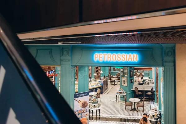 Dubai, BAE - 31 Mayıs 2013. Dubai, Birleşik Arap Emirlikleri 'ndeki Dubai AVM' de bulunan Petrossian Butiği ve Kafe 'nin vitrininde..