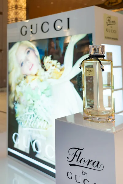 Dubai, BAE - 30 Mayıs 2013. Dubai Alışveriş Merkezi 'ndeki Gucci mağazasının vitrininde. Flora by Gucci Glorious Mandarin.