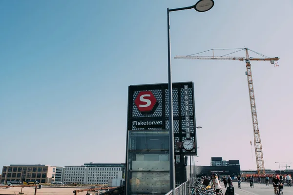 Kopenhag, Danimarka 14 Eylül 2020 tabelası, Kopenhag 'daki Dybbolsbro metro istasyonunda Fisketorvet alışveriş merkezinin yanındaki insanlar yürüyor ve bisiklet sürüyor. Büyük vinç ve inşaat alanı.