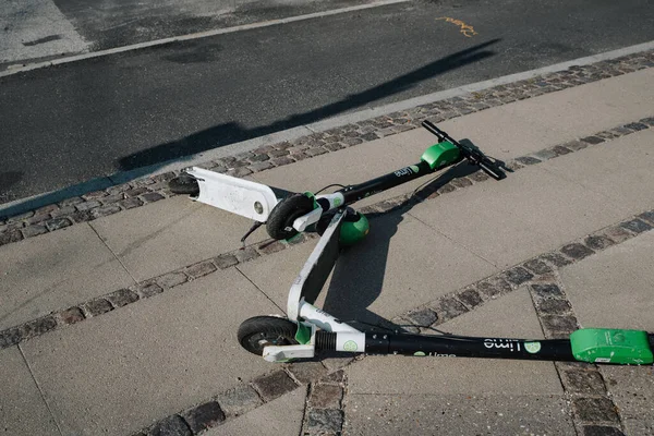 Kopenhag, Danimarka - 14 Eylül 2019. Kopenhag 'da kaldırımda duran kireç mobiletleri..