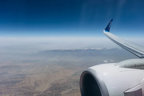 Dubai, BAE - 1 Haziran 2013. Fly Dubai havayolları tarafından işletilen bir Boeing 737 Irak üzerinde uçuyor..