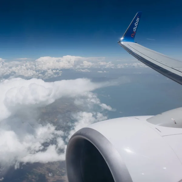 Dubai, BAE - 1 Haziran 2013. Fly Dubai havayolları tarafından işletilen bir Boeing 737 Irak üzerinde uçuyor..