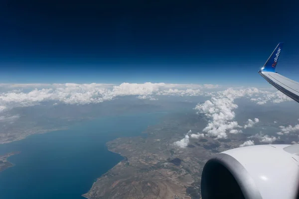 Dubai, BAE - 1 Haziran 2013. Fly Dubai havayolları tarafından işletilen bir Boeing 737 Irak üzerinde uçuyor..