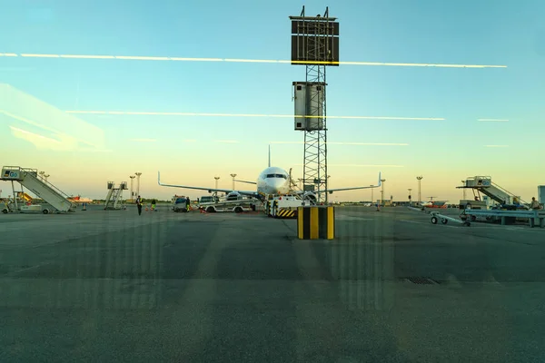 Kopenhag, Danimarka - 11 Mayıs 2018. Ryanair 'in bir Boeing 737' si. Düşük maliyetli bir şirket. Kastrup havaalanının F terminalinden görüntüle.