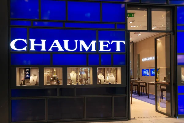 Dubai, BAE - 30 Mayıs 2013. Dubai Alışveriş Merkezi 'ndeki Chaumet mağazasının vitrininde..