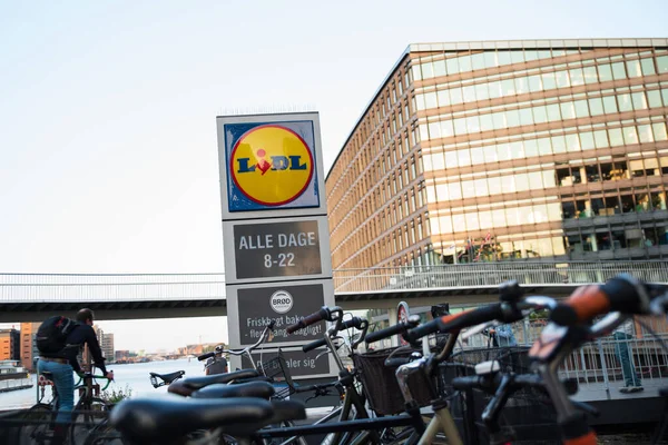 Kopenhag, Danimarka - 14 Eylül 2020. Fisketorvet Kopenhag Alışveriş Merkezi 'nin yanındaki Lidl mağaza tabelası. Lidl, Almanya 'nın uluslararası indirimli süpermarket zinciri..
