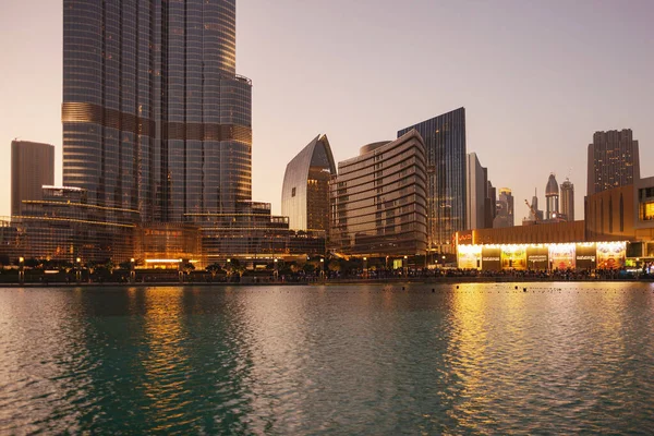 Dubai, BAE - 31 Mayıs 2013. Dubai Alışveriş Merkezi ve Dubai 'deki Burj Halife gökdeleninin yanında dans eden fıskiyeler görülüyor..