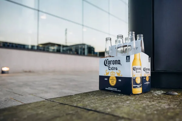 Kopenhag, Danimarka - 14 Eylül 2020. Kopenhag caddesinde bir karton kutuda altı boş Corona birası..