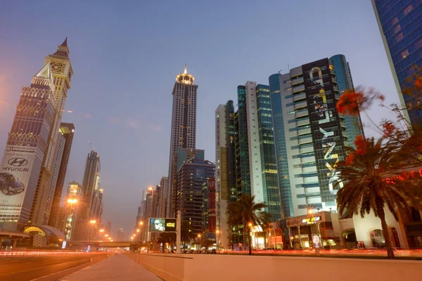 Dubai, BAE - 28 Mayıs 2013. Al Yaqoub Kulesi, Dubai, Birleşik Arap Emirlikleri 'nde Şeyh Zayed Yolu üzerinde bulunan 328 metre yüksekliğinde bir gökdelendir. Bina 224 odalı bir otel gibi çalışıyor..