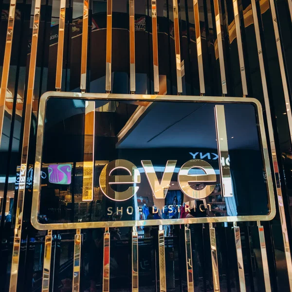 Dubai, BAE - 30 Mayıs 2013. Dubai, Birleşik Arap Emirlikleri 'ndeki Dubai AVM' de bulunan Level Shoe District lüks mağaza logosu.