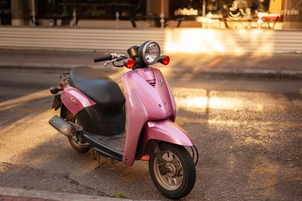 Alanya, Türkiye - 30 Ağustos 2013. Pembe renk Honda Bugün 50 scooter Turistik şehir Alanya 'da.