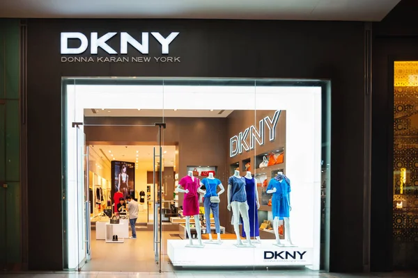 Dubai, BAE - 30 Mayıs 2013. Dubai Alışveriş Merkezi 'ndeki DKNY mağazasının vitrininde. Donna Karan New York markası Dubai, Birleşik Arap Emirlikleri.