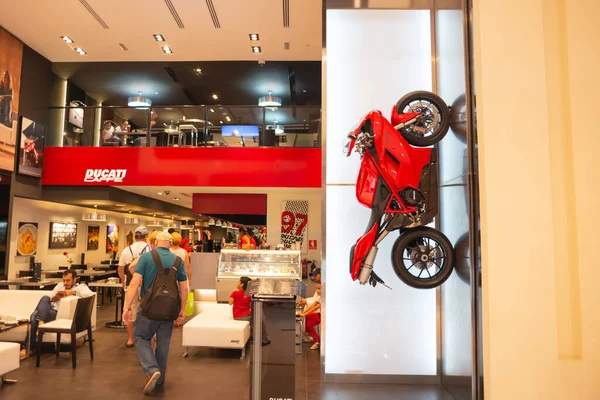 Dubai, BAE - 31 Mayıs 2013. Ducati Caffe Dubai AVM 'de yer almaktadır ve Dubai, Birleşik Arap Emirlikleri' nde yer alan toplam kara alanıyla dünyanın en büyük alışveriş merkezidir..