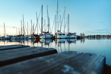 Roskilde, Danimarka - 24 Ağustos 2018. Gün batımında Baltık Denizi koyunda küçük tekne ve yatlar.