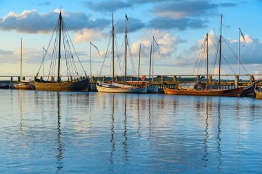 Roskilde, Danimarka - 24 Ağustos 2018. Gün batımında Baltık Denizi koyunda küçük tekne ve yatlar.