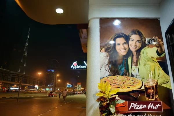 Dubai, BAE - 28 Mayıs 2013. Dubai 'deki Şeyh Zayed Yolu' nda Pizza Hut ilanı var..