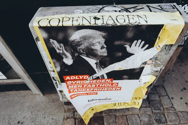 Kopenhag, Danimarka - 14 Eylül 2020. Kopenhag caddesinde Donald Trump 'ın posterinin bir kısmı parçalanmış..