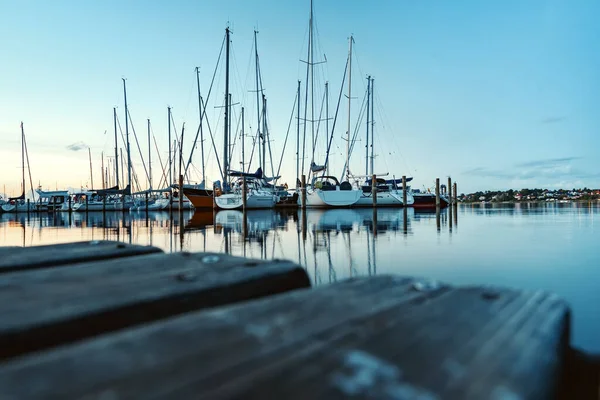Roskilde, Danimarka - 24 Ağustos 2018. Gün batımında Baltık Denizi koyunda küçük tekne ve yatlar.