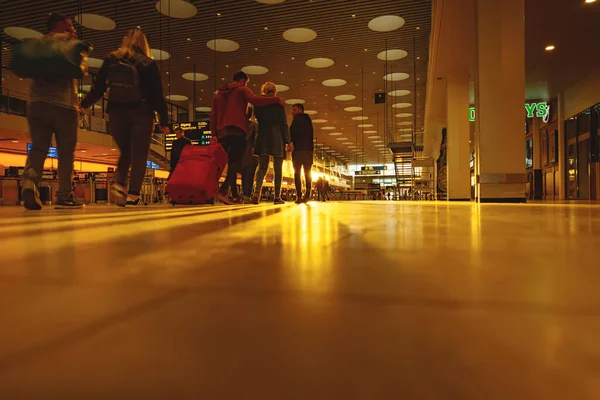 Kopenhag, Danimarka - 11 Mayıs 2018. Yolcular Kopenhag 'daki Kastrup havaalanının A terminaline giriş yapmak için acele ediyorlar..