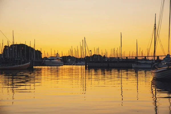 Roskilde, Danimarka - 21 Ağustos 2018. Gün batımında Baltık Denizi koyunda küçük tekne ve yatlar.