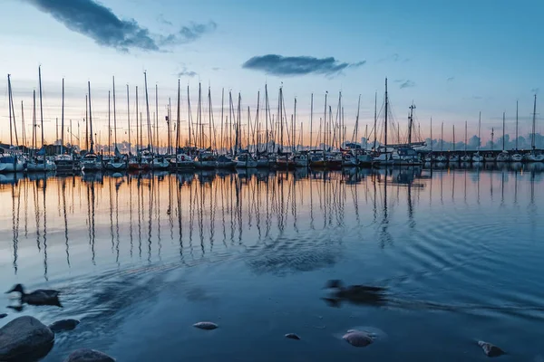Roskilde, Danimarka - 24 Ağustos 2018. Gün batımında Baltık Denizi koyunda küçük tekne ve yatlar.