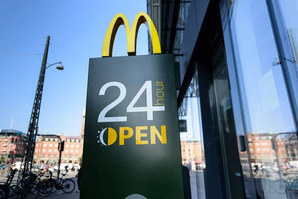 Kopenhag, Danimarka - 14 Eylül 2020. McDonalds Restoranı Kopenhag 'ın merkezinde 24 saat açık..