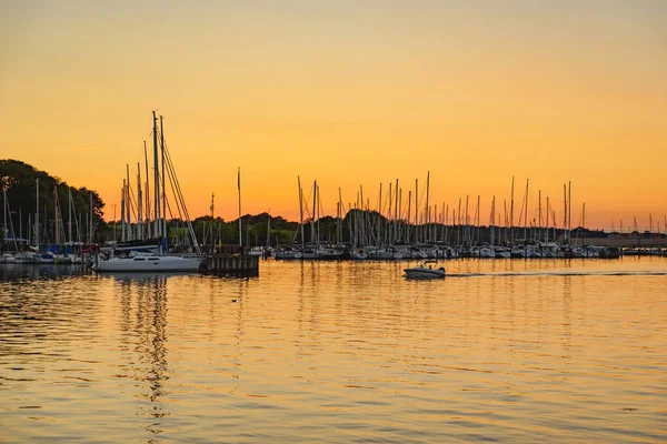 Roskilde, Danimarka - 21 Ağustos 2018. Gün batımında Baltık Denizi koyunda küçük tekne ve yatlar.