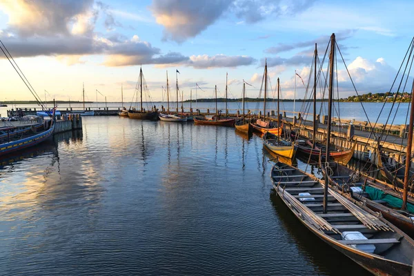 Roskilde, Danimarka - 24 Ağustos 2018. Gün batımında Baltık Denizi koyunda küçük tekne ve yatlar.