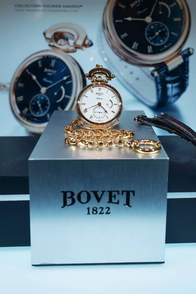 Dubai, BAE - 30 Mayıs 2013. Bovet 1822, Dubai Alışveriş Merkezi 'nde sergileniyor. Bovet şirketi 1822 yılında Edouard Bovet tarafından Çin pazarı için saat üretmek amacıyla kuruldu..
