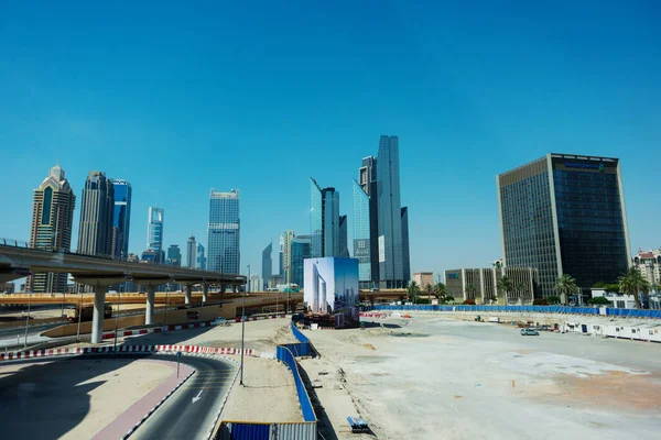 Dubai, BAE - 26 Mayıs 2013. Dubai 'deki yüksek gökdelenlerin şehir manzarası, Birleşik Arap Emirlikleri.