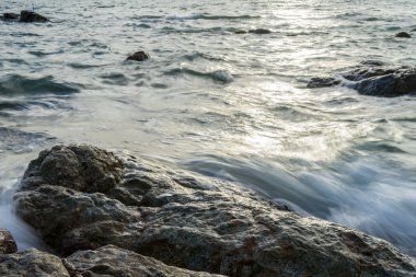 Dalga, kayaya çarparcasına