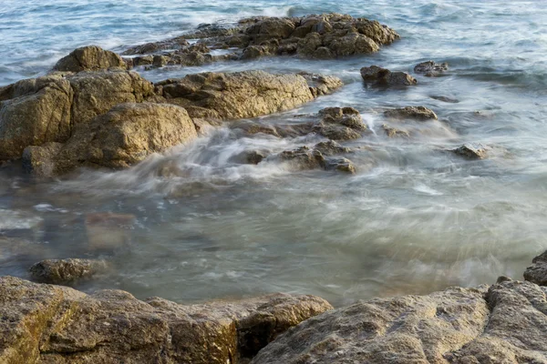 Dalga, kayaya çarparcasına