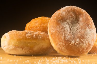 Siyah arka plan üzerine çörek çikolata iç ile yakın çekim.