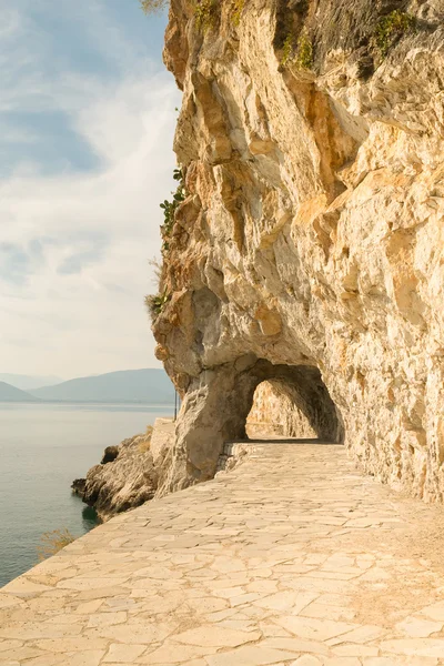 Akronafplia carretera en Nafplio Grecia. Un camino tradicional para caminar y relajarse . — Foto de Stock