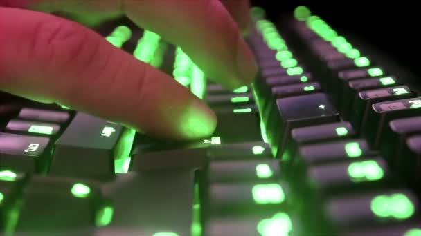 Mann tippt auf grüne Tastatur eines Bürocomputers. Konzept von Gaming oder Hacking beim schnellen Tippen. — Stockvideo