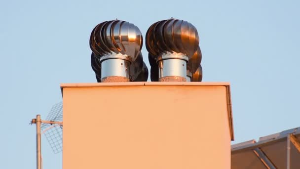 Schoorsteen ventilator ventilatorsysteem in beweging op de top van een huis. — Stockvideo