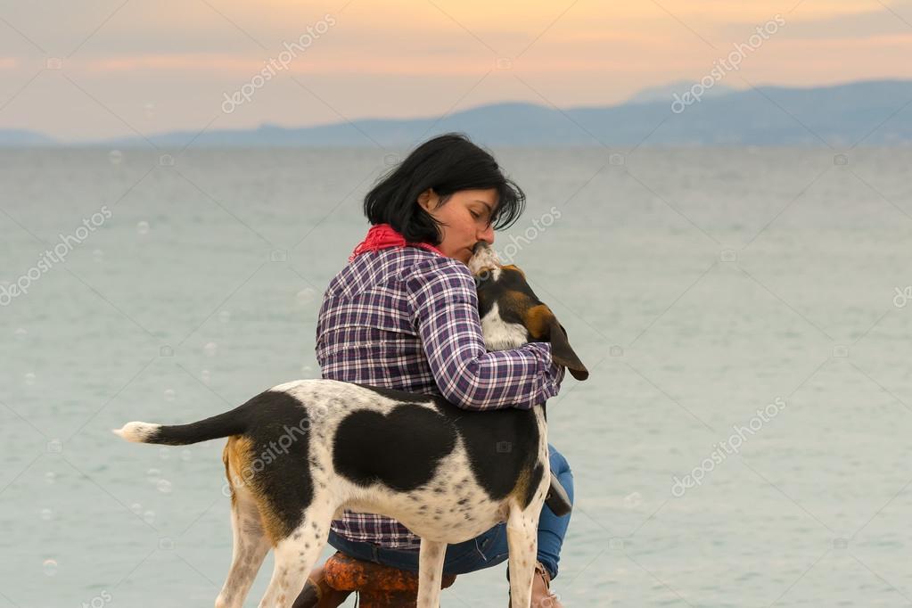 Amour et l’amitié entre un propriétaire de chien de femme Amour et l’amitié entre un propriétaire de chien de femme