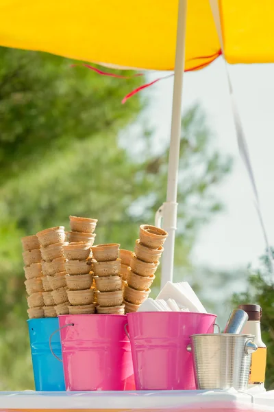 Роговицы мороженого под желтым зонтиком . — стоковое фото
